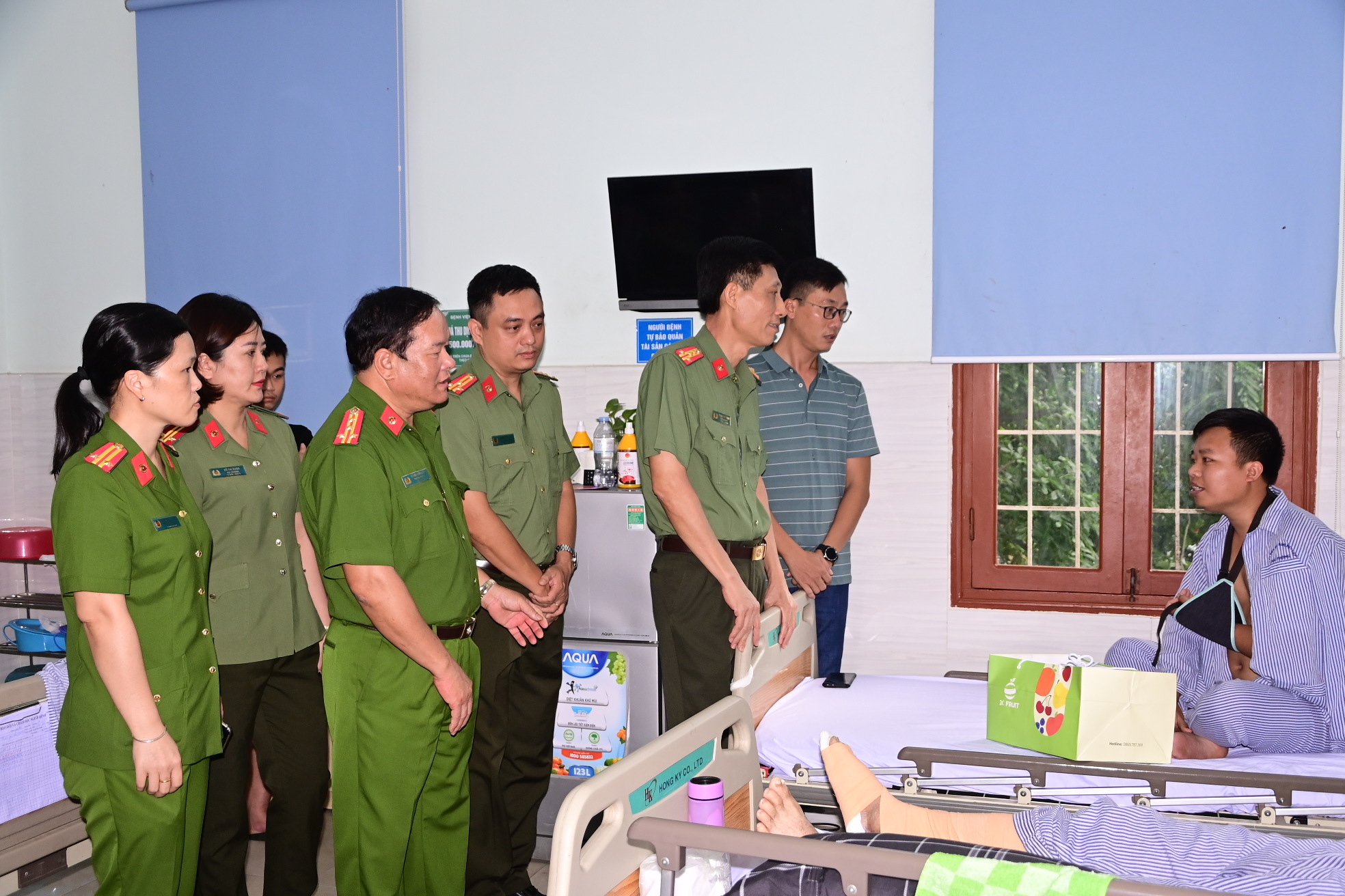 Phó Giám đốc Công an thành phố thăm và tặng quà chiến sĩ bị thương trong vụ cháy xưởng phế liệu ở quận Kiến An